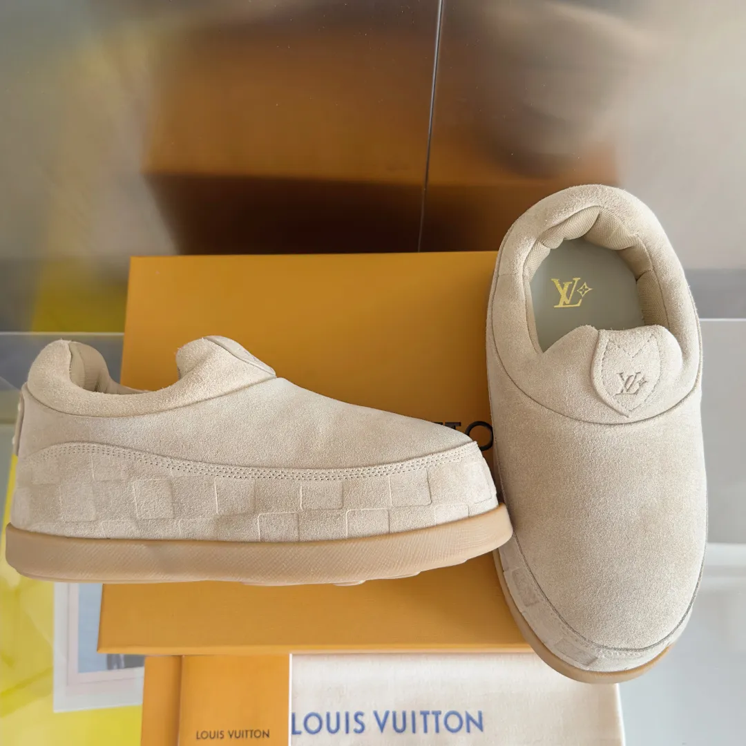 [L Family x Ingo joint model] Top P: 820💰 ▪️Size: Women's 35-40 (customized at 41.42 for women). Men's 39-44 (customized at 38.45.46) LV x Ingo joint model Top version Fatty Forrest Gump shoes Thick sole Couple model Casual sports shoes Original purchase and development Production LV Yeti lace-up shoes from LV Yeti The series combines Japanese "small feet" fashion aesthetics with classic Louis Vuitton elements in avant-garde strokes, subtly paying tribute to the traditional Japanese culture of taking off shoes when entering the house. The suede cow leather is partially embossed with Nigo's reinterpreted Damier pattern, and the comfortable casual shoe configuration highlights street style. Exquisite packaging at the delivery counter🛍📦 ▪️Fabric: Original imported first-layer cowhide ▪️Inner lining: Original custom-made breathable mesh ▪️Sole: Original molded non-slip TPU material ▪️Sole thickness: 5CM
